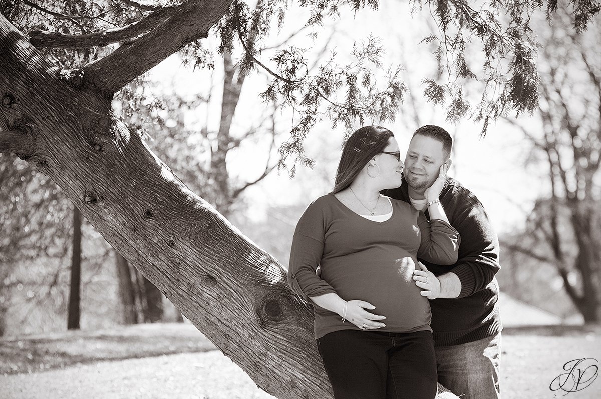 albany maternity photos, expecting mother and chocolate lab, maternity session washington park, maternity and pet portraits in washington park albany, albany maternity photographer