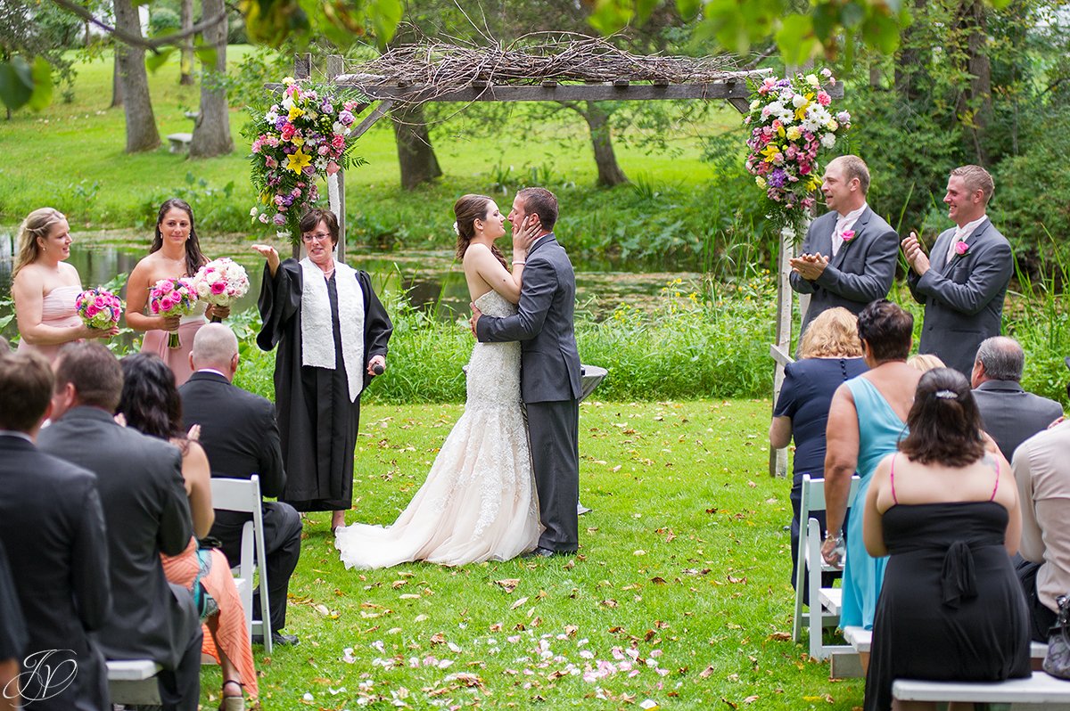 amazing first kiss moment at wedding