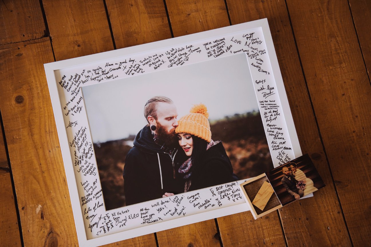 SIGNING FRAME AND PERSONALISED USB