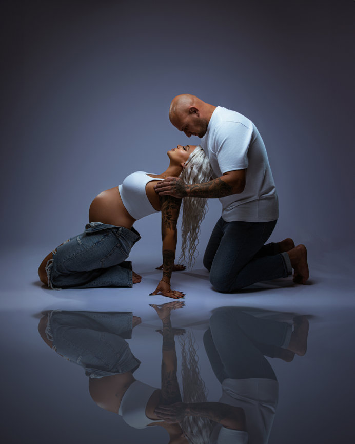 🌸 What to Expect During Your Luxury Maternity Session at Jenna Elizabeth Studios