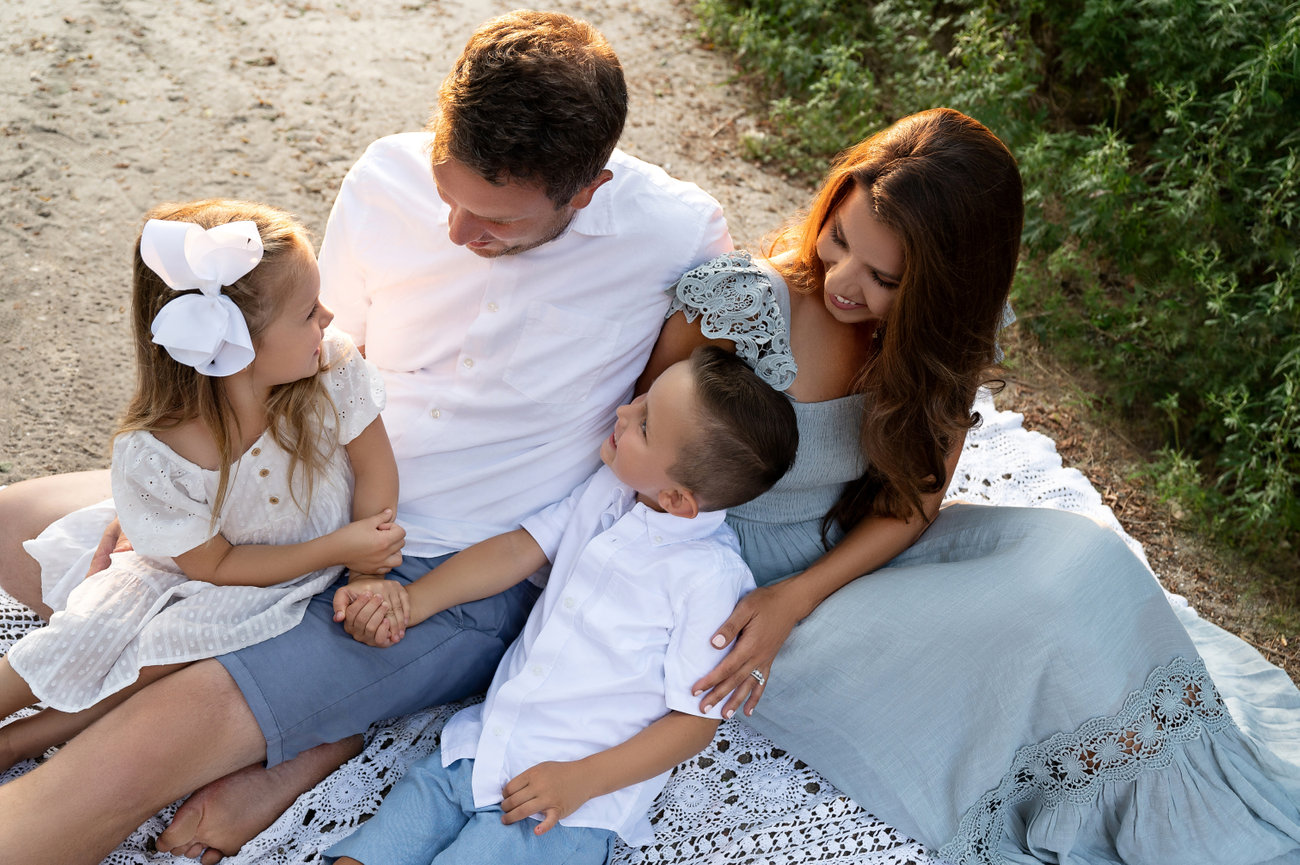 Beach Mini Sessions vs. Full Beach Sessions: Which Experience Is Right for Your Family?