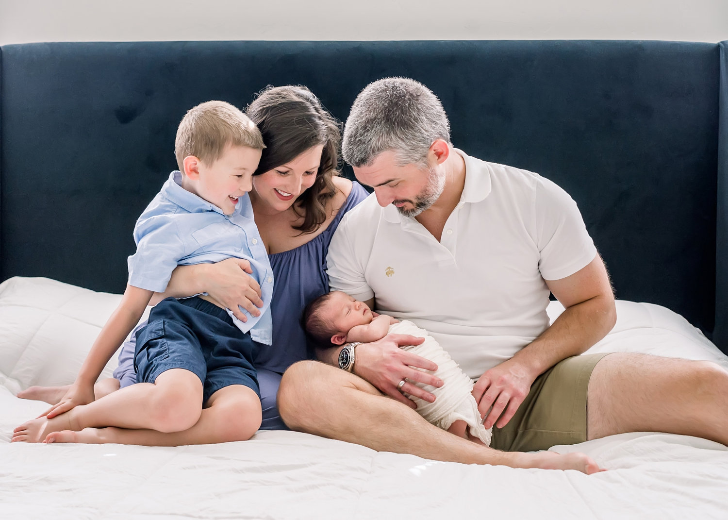 family newborn photography, lifestyle newborn photography 2020, Ryaphotos