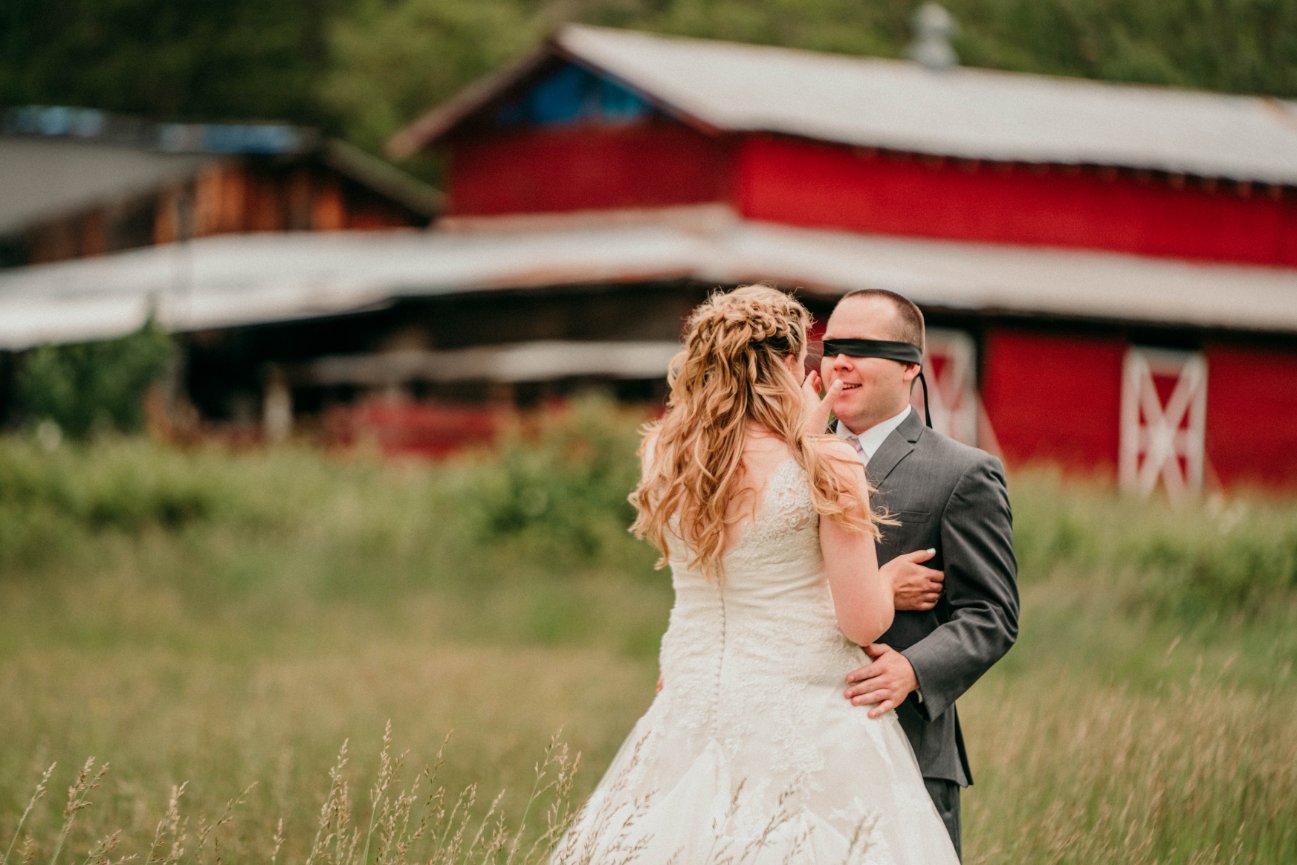 traditional-first-look-vs-before-ceremony-first-look