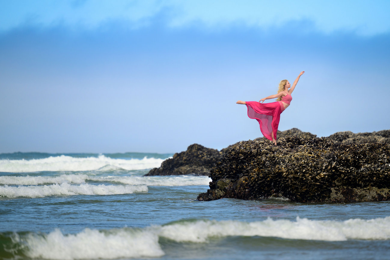 Senior posed dancing on a rock at the Oregon coast