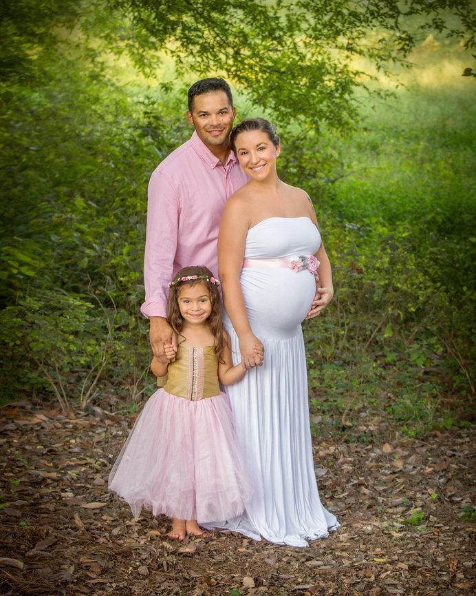 outdoor lifestyle maternity image of mom and her family in fort Campbell, Kentucky